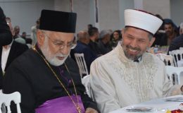 Mardin’de farklı dinlerin temsilcileri iftar sofrasında buluştu! ‘ Bu iftar kardeşliğimizin iftihar tablosudur’