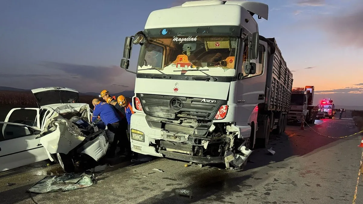 Afyonkarahisar’da katliam gibi kaza: 3 kişi hayatını kaybetti!