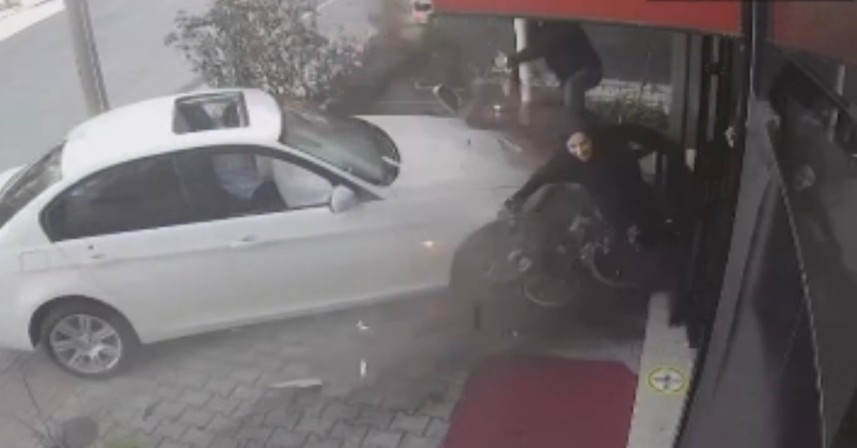 Düğün konvoyundaki araç güzellik salonuna girdi: 2 yaralı