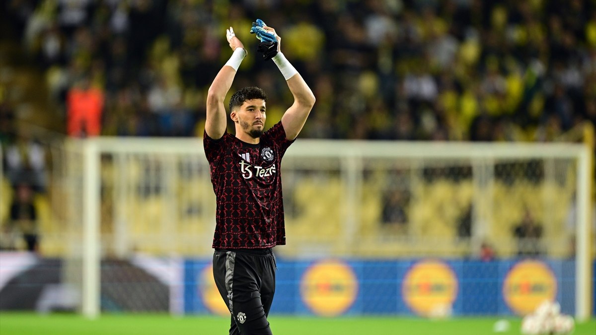 Fenerbahçe taraftarı, Altay Bayındır’ı alkışlarla karşıladı