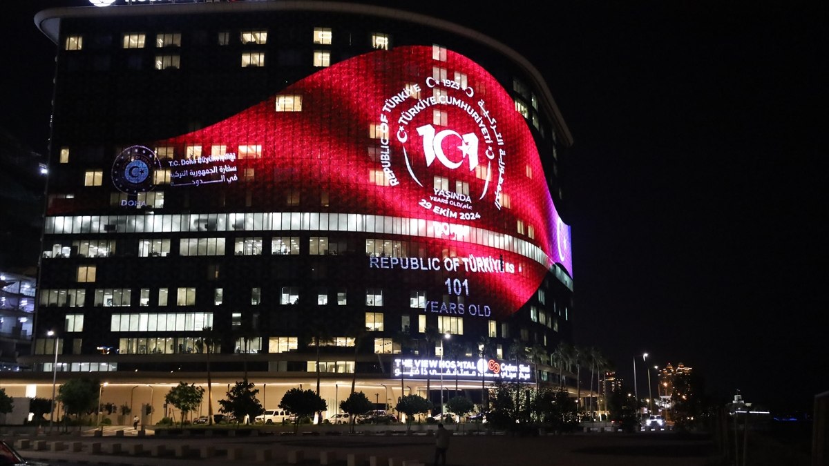 Katar’da binalar Türk bayrağı renkleriyle aydınlatıldı