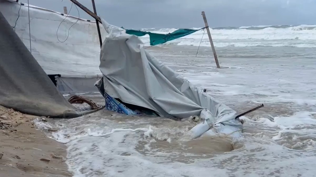 Gazze’de Filistinlilerin çadırları denize sürüklendi