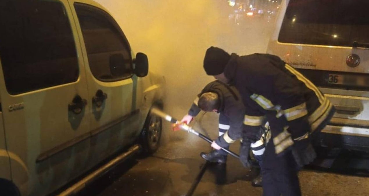 Kars’ta seyir halindeki araç alev aldı