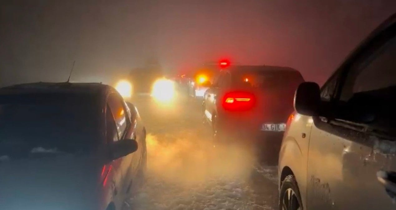 Kartepe yolunda araçlar mahsur kaldı, ekipler çalışma başlattı