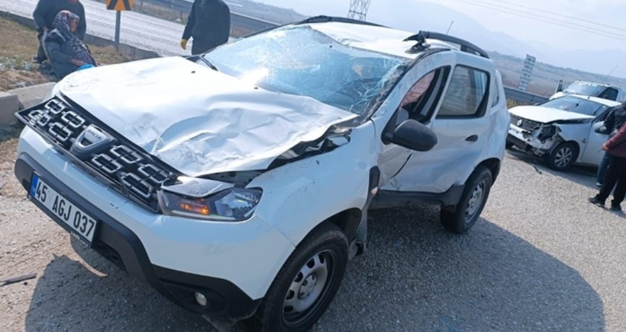 Manisa’da çarpışan iki araçtaki  6 kişi yaralandı