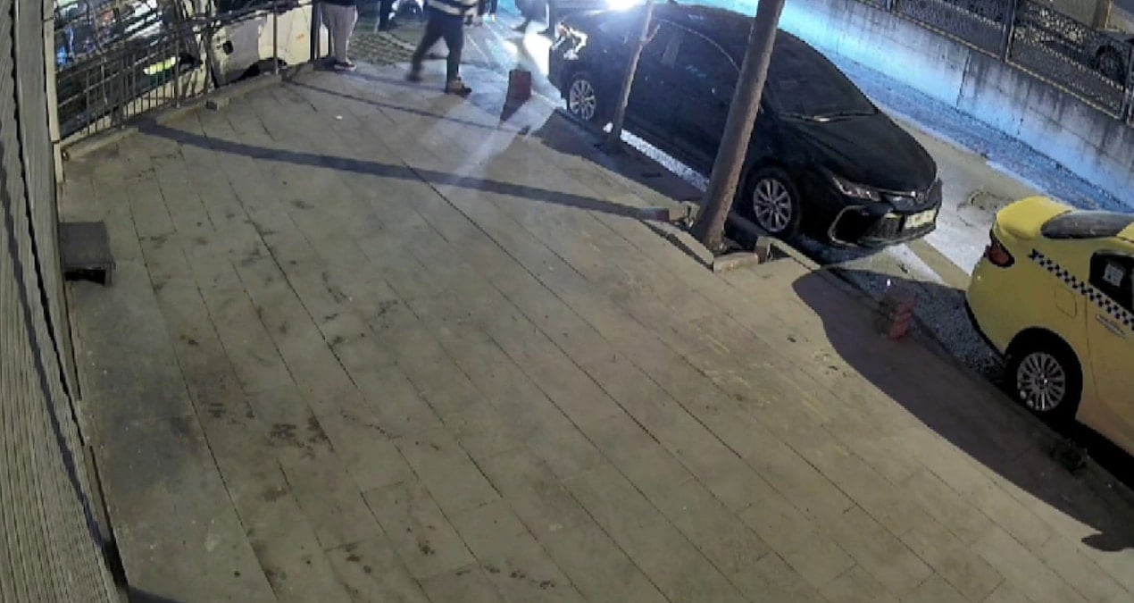 Yayaya yol veren motokuryeye otomobil çarptı