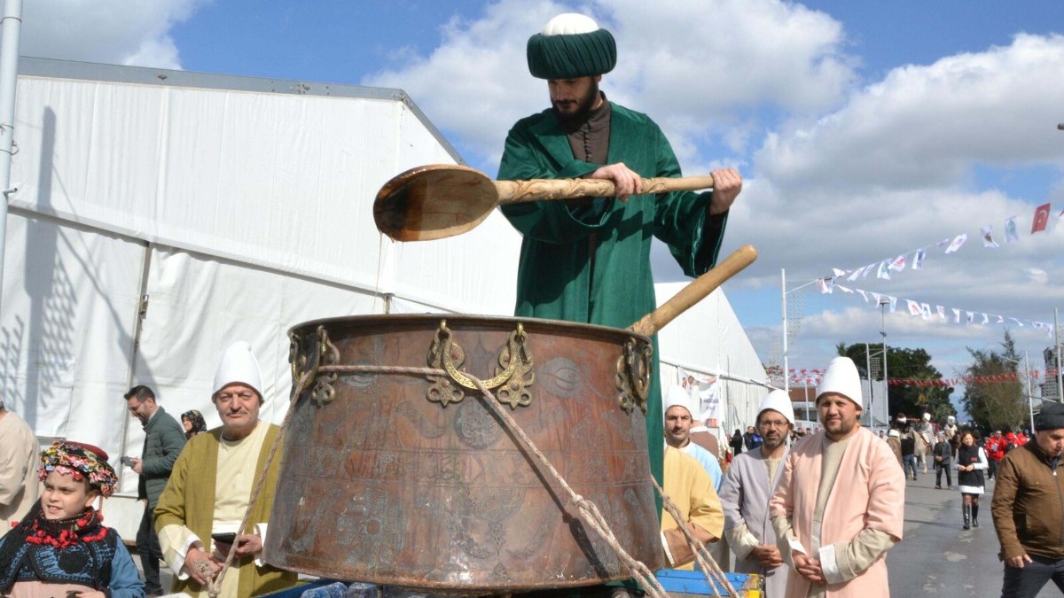 Manisa’da gelenek yaşıyor: 485. Mesir Macunu Festivali coşkuyla başladı